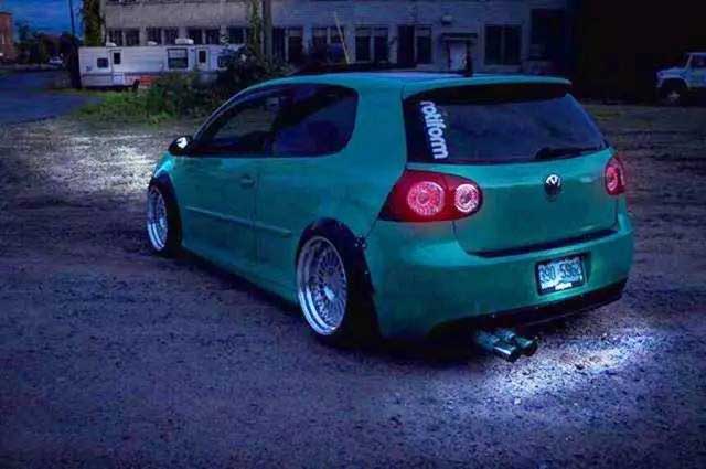 Golf-GTI-Tiffany-green-Style-Modification-with-Player-on-the-trunk